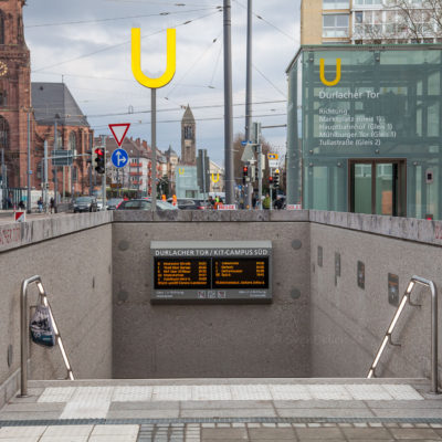 Durlacher Tor kurz vor Öffnung der U-Haltestelle ⋅ Die ersten Bahnen werden bereits angezeigt